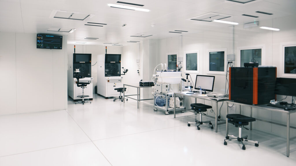 ISO 6 clean room equipped with process equipment, workstations, and monitoring systems for semiconductor and photonics applications.